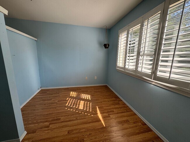 Building Photo - Beautiful 3 bedroom, 2.5 bathroom home in ...