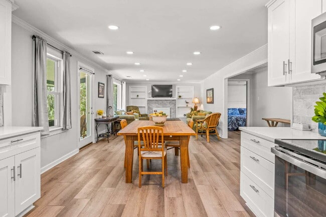 Building Photo - "Charming 3-Bedroom, 2.5-Bath Home Now Ava...