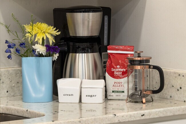 Building Photo - 500 Oak Ave