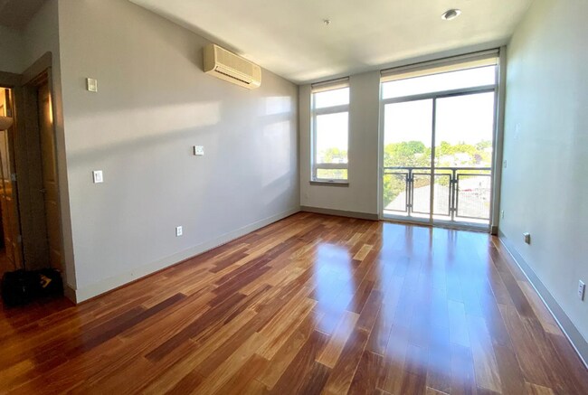 Building Photo - 4547 8th Ave NE