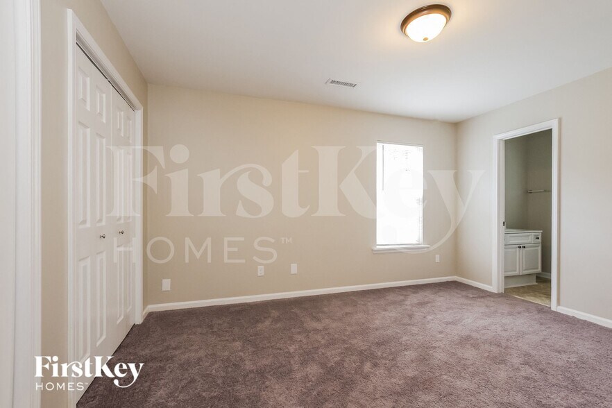 Building Photo - 5823 Hamilton Oaks Dr