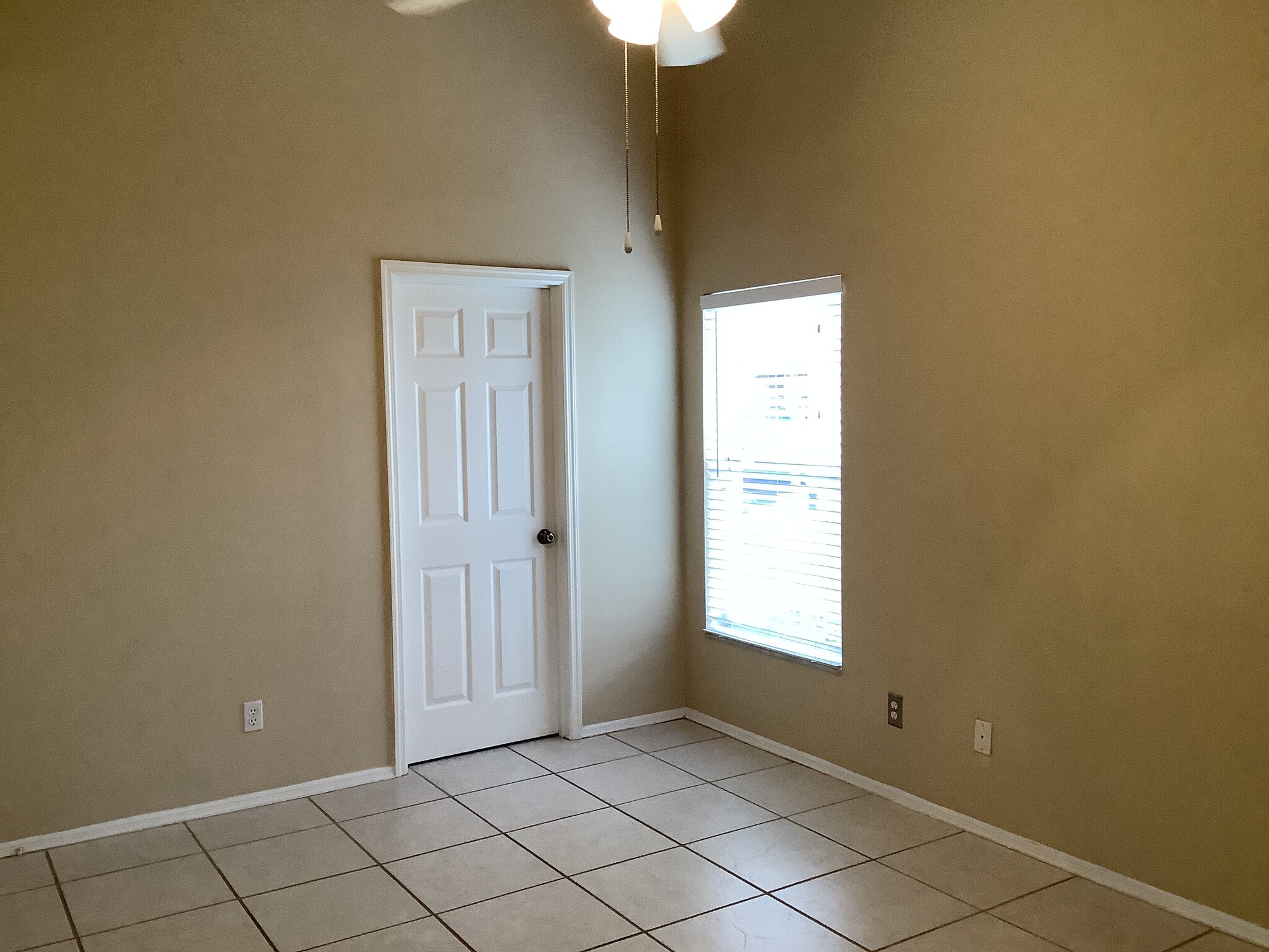 Building Photo - 2022 Blue Heron Dr