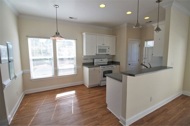 Building Photo - 2BR, 2BA Duplex with Close Water Access fo...