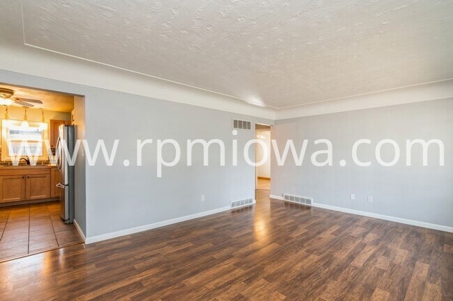 Building Photo - UPTOWN ANKENY!! 3 Bedroom, 2 Bath Home in Ankeny