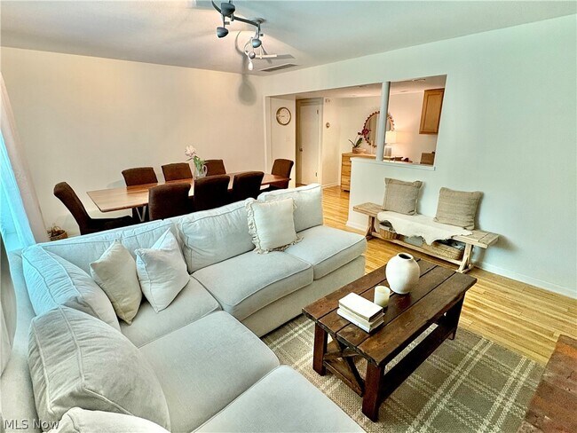 Building Photo - 6910 Carriage Hill Dr