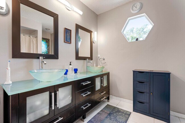 Building Photo - ** STUNNING 4 BEDROOM 2 FULL BATH/ 2 HALF BATH HOME WITH A PRIVATE POOL LOCATED JUST MINUTES FROM...