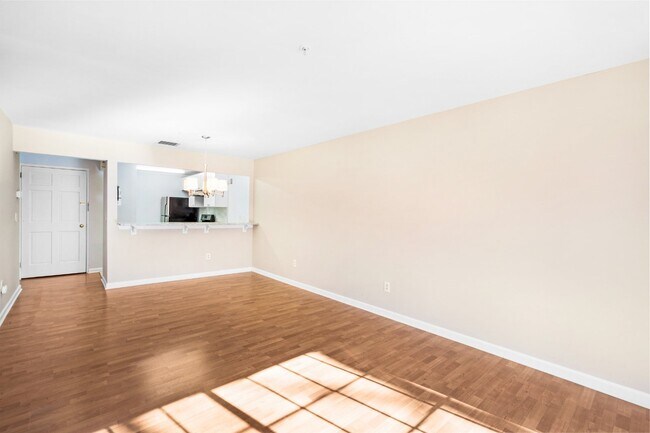 Building Photo - 153 Riveredge Dr