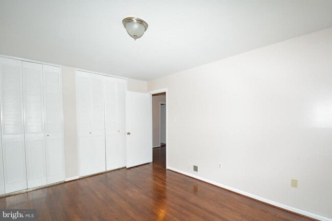 Building Photo - 5111 Gainsborough Dr