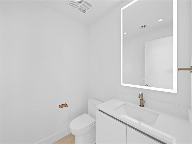 Building Photo - 700 NE 24th St