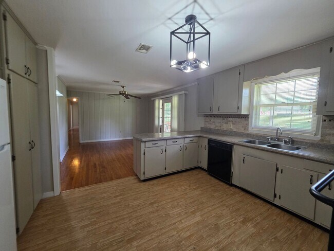 Building Photo - 4BR/2BA lake view home with covered back p...