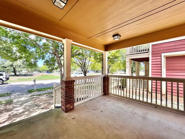 Building Photo - Charming 3BR/2BA Two-Level Home with Cover...
