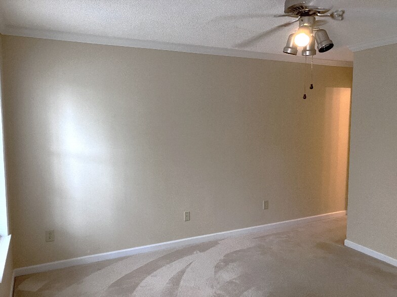 Building Photo - 815 Ridgefield Dr