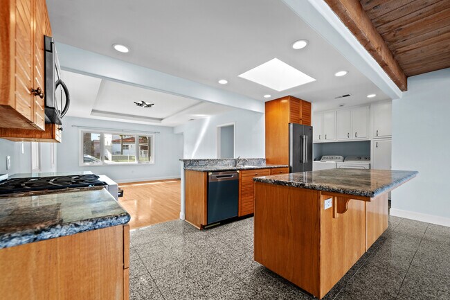 Building Photo - 425 Neptune Ave