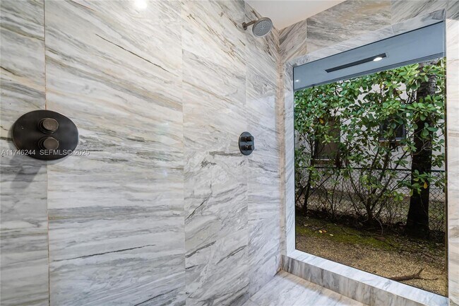 Building Photo - 524 Oleander Dr