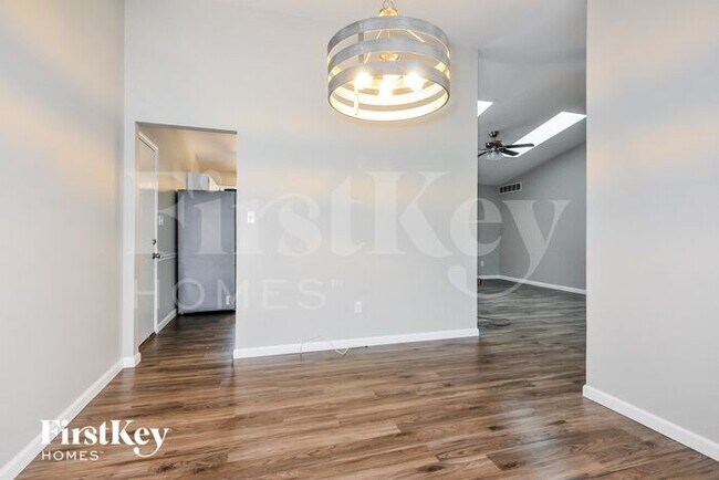 Building Photo - 16609 Green Pines Dr