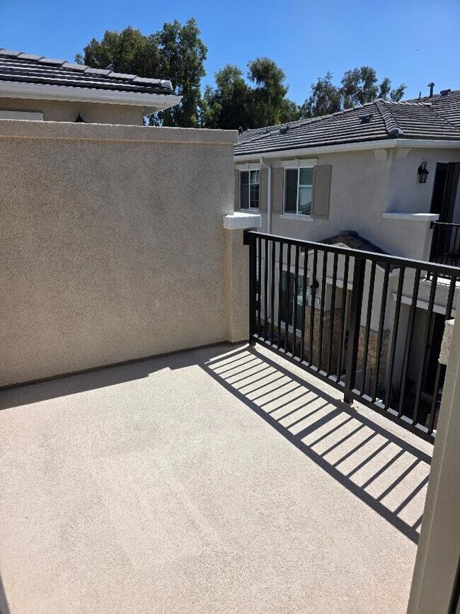Building Photo - Gorgeous new townhome in West Murrieta wit...