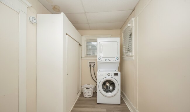 Building Photo - 10906 Grantwood Ave