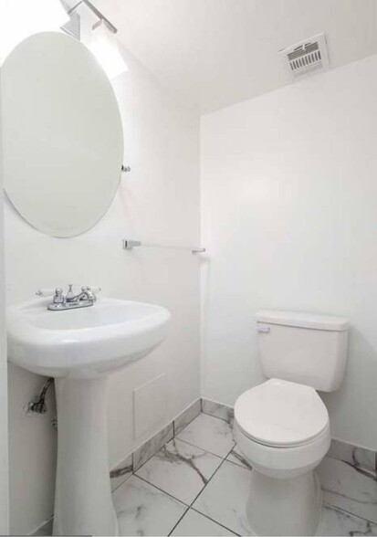 Half bathroom - 1722 Allendale Pl
