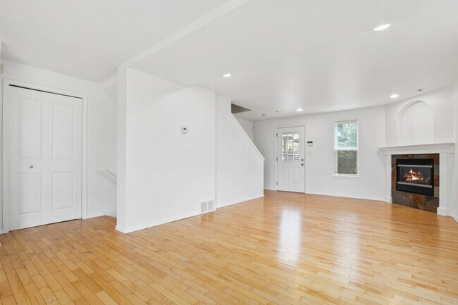 Building Photo - 3633 22nd Ave W