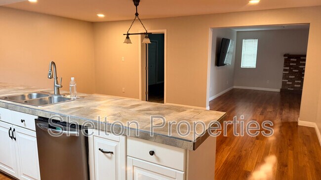 Building Photo - 523 E Malibu Dr