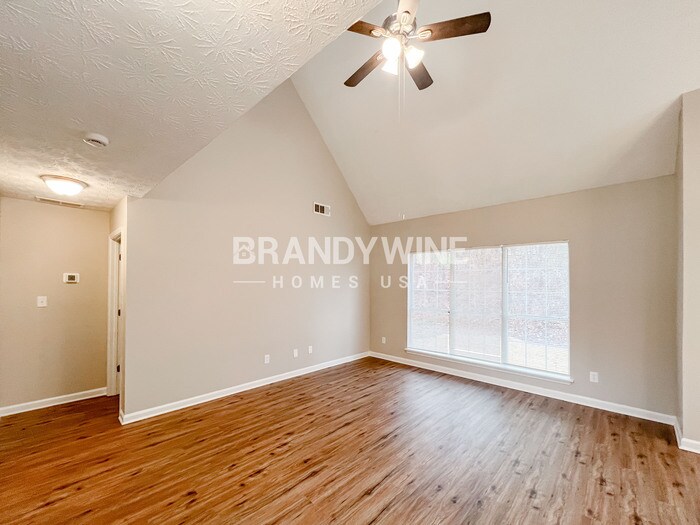 Building Photo - 305 Shadetree Ln