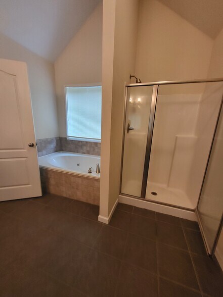 Building Photo - 316 Yorkshire Trce