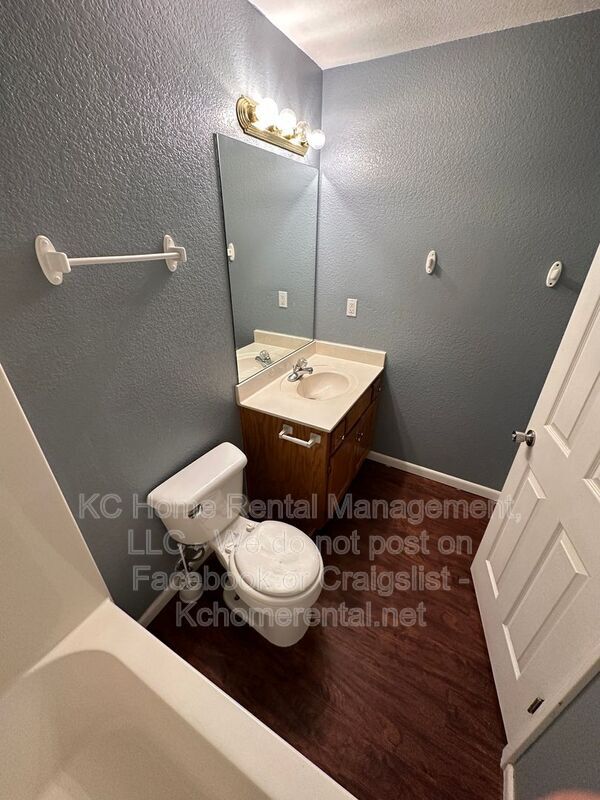 Building Photo - 1006 W Royle St