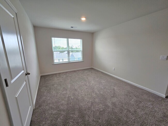 Building Photo - 942 Pineland Dr