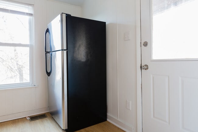 Building Photo - Available AUGUST 2026 - Updated 2 Bedroom Home in Mt. Washington!