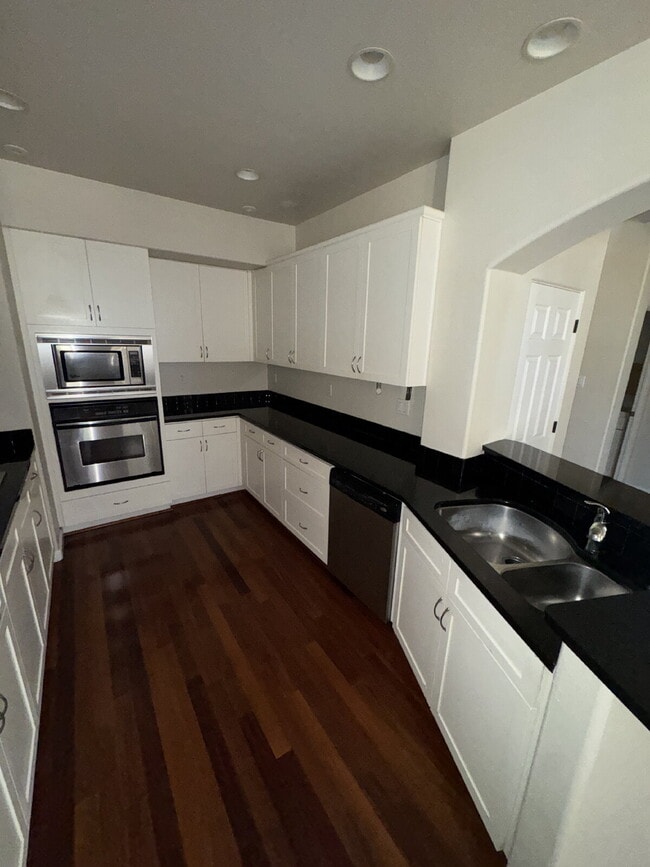 Building Photo - Luxurious 4-Bed, 3.5-Bath Retreat in Chowchilla - Spacious 2,379 Sq Ft Home Awaits!