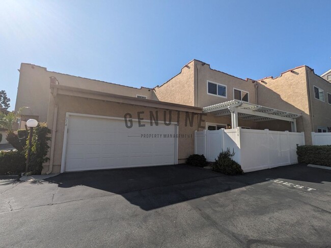 Building Photo - Beautiful 3Bd 2.5Ba Costa Mesa Townhome