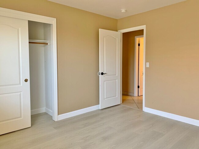 Building Photo - 4 Bedroom Home in Hollister