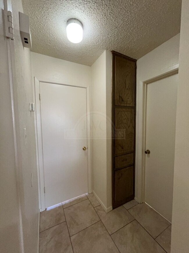 Building Photo - 2210 Silverway Dr