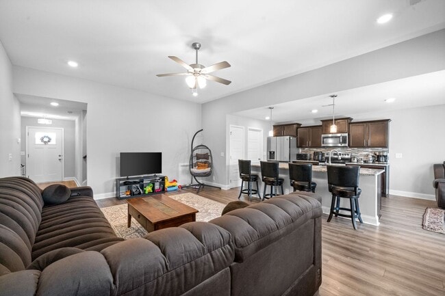 Building Photo - 3 Bedroom 3 Bath Home with Bonus Room For Rent!