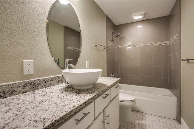 Building Photo - Adorable Condo in Oak Lawn!