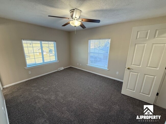 Building Photo - 931 S Newcomb Ave