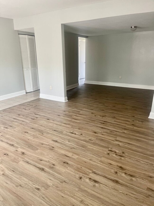 Building Photo - 3 Bedroom 2.5 Bath Unit Townhouse Frederic...