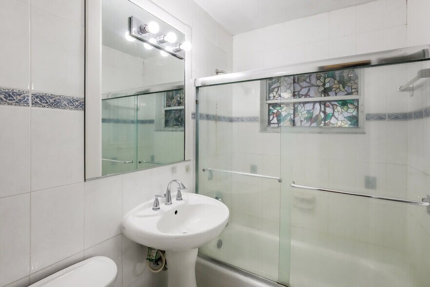 Building Photo - 3231 SW 67th Ave