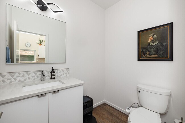 Building Photo - Modern Ballard Townhome | 2 Bed + 2.5 | 1,...