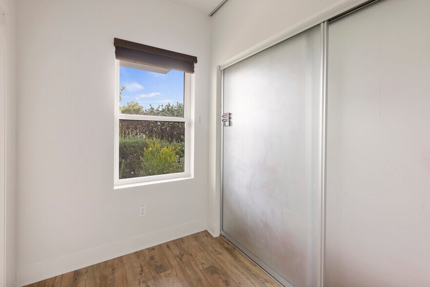 Building Photo - 2753 Waverly Dr