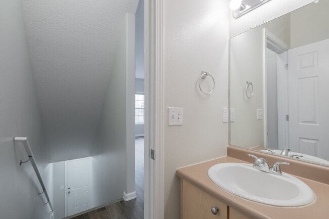 Building Photo - Stylish 2-Bedroom Condo Near OSU – Spaciou...