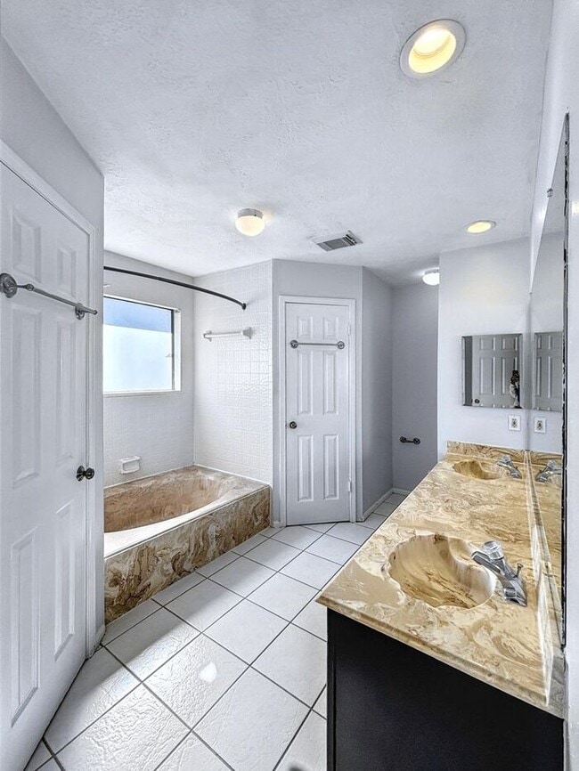 Building Photo - 4330 Meadow Springs Dr