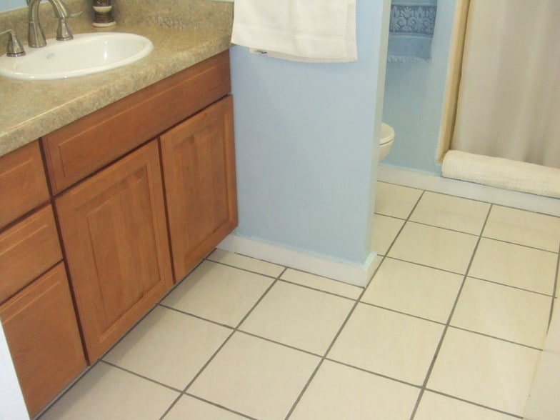 Bathroom - 1650 Kanunu St