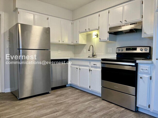 Building Photo - 534 E Huntington Dr