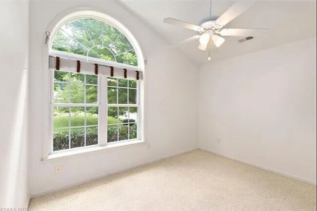 Building Photo - 7 Stonebridge Dr