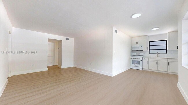 Building Photo - 1676 W 42nd St