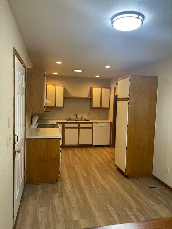 Building Photo - 108 W Olive St