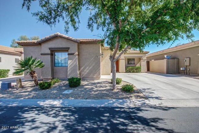 Building Photo - 934 E Madeline Dr