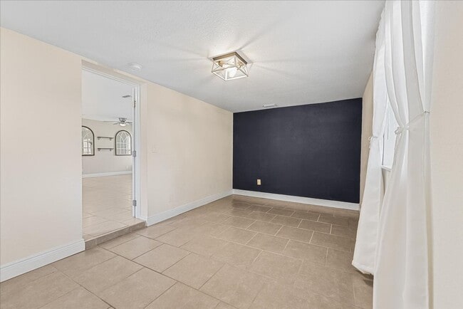 Building Photo - Beautiful and Upgraded 3/3 in South Tampa! Available Now!