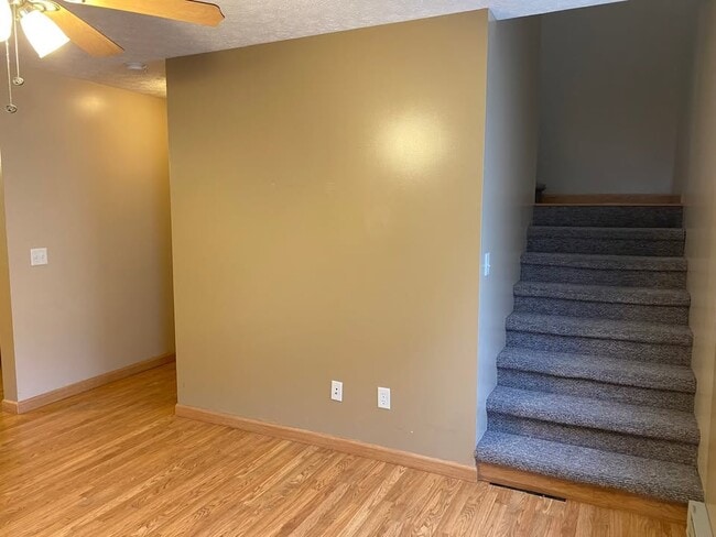 Building Photo - 104 S Pleasant St